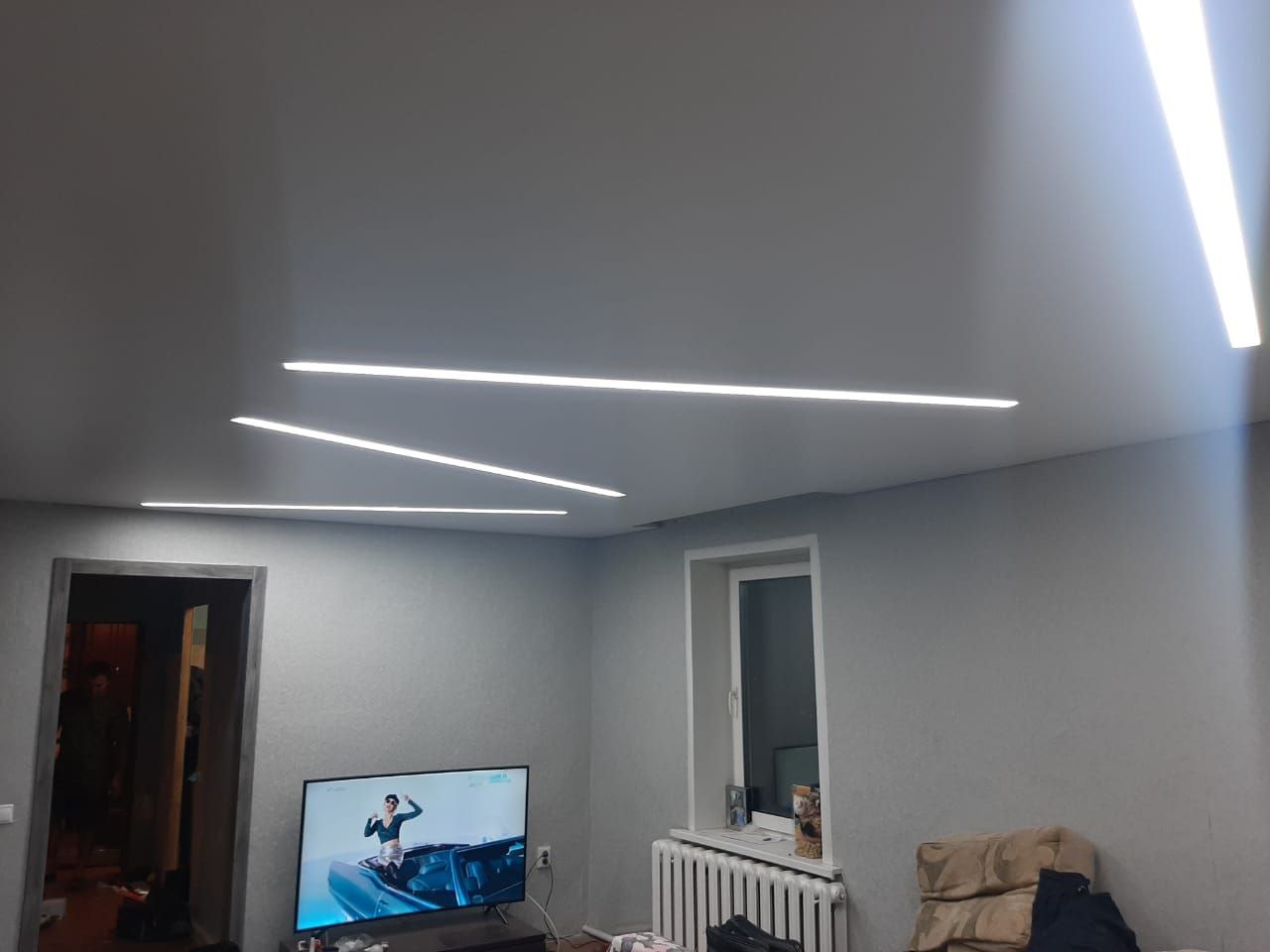 Монтаж потолка со световыми линиями